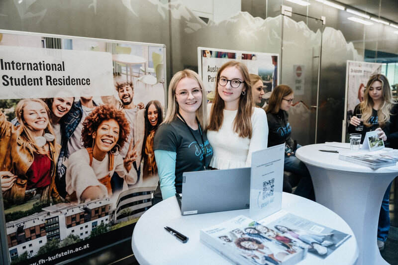 Studierende an Infostand am Tag der offenen Tür der HOK