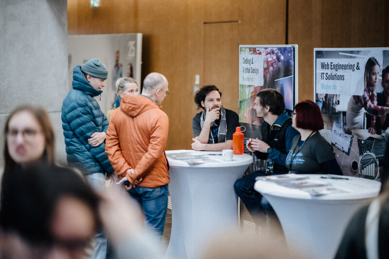 Beratung an Infostand bei Open House HOK