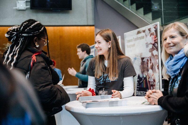 Gut gelaunte Studierende und Gäste an Infostand der HOK am Tag der offenen Tür