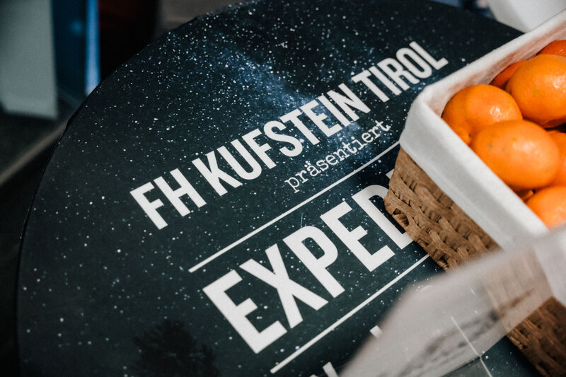 Logo der HOK auf Tisch