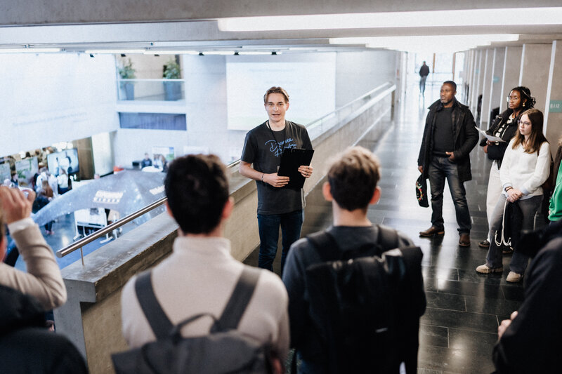 Mehrere Gäste nehmen an der Campus-Tour am Tag der offenen Tür an der HOK teil. 