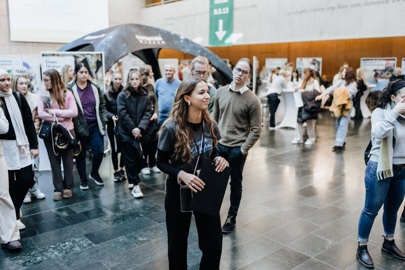 Teilnehmende der Campus-Tour am Tag der offenen Tür an der HOK sammeln sich in der Aula