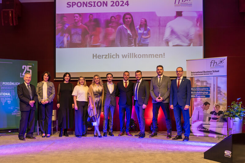 Spondierende und Lehrende auf dem Podium des Festsaals der HOK anlässlich der Master-Sponsion. 