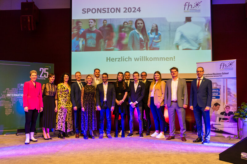 Gruppenbild MBA-Spondierende und Lehrende auf dem Podium des Festsaals der HOK. 