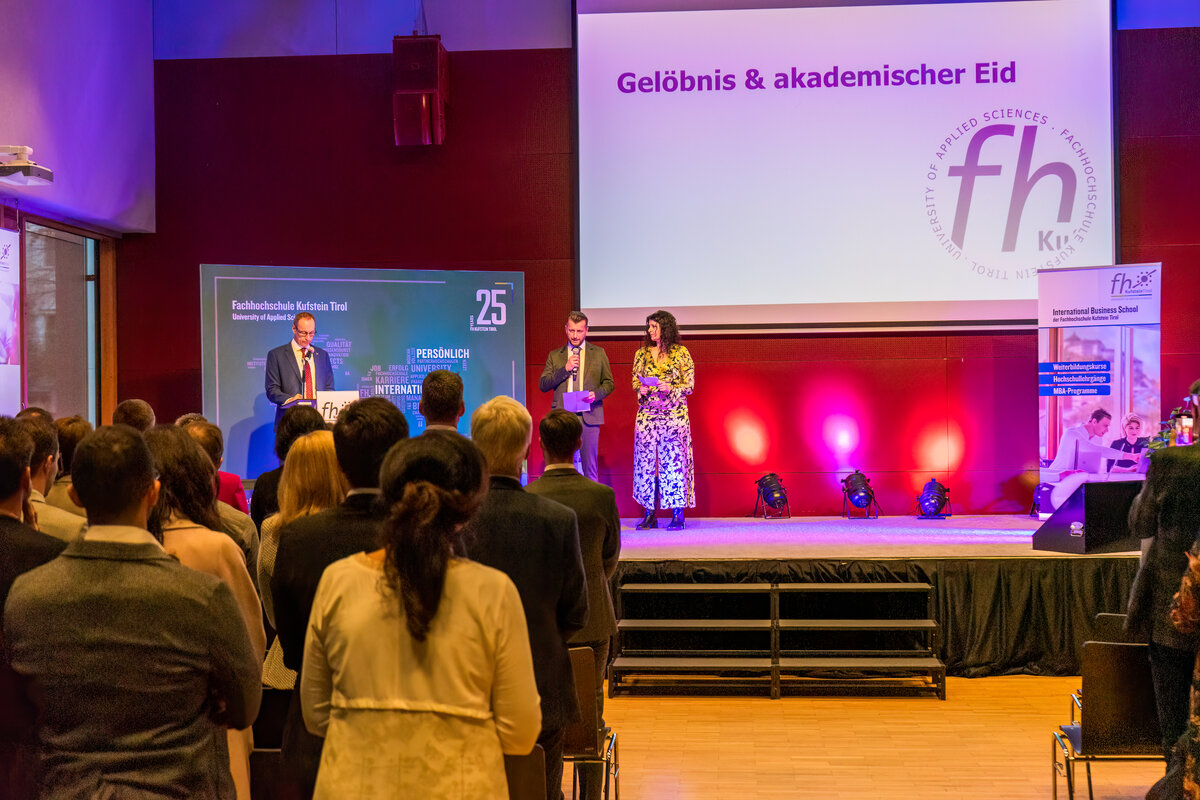 Spondierende bei der feierlichen Ablegung des akademischen Gelöbnisses während der Sponsionsfeier