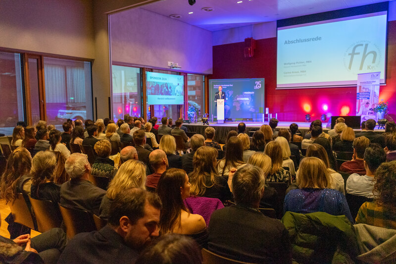 Festsaal während der MBA-Sponsion mit festlich gekleideten Gästen, Lehrenden und Spondierenden.