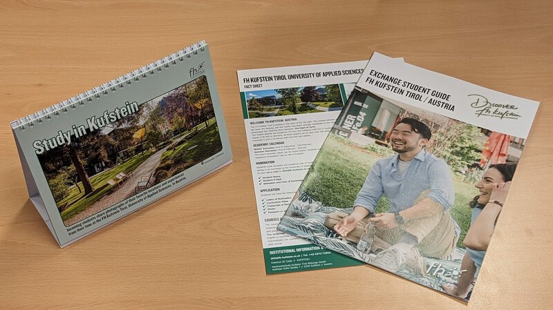 Kalender neben dem Fact-Sheet