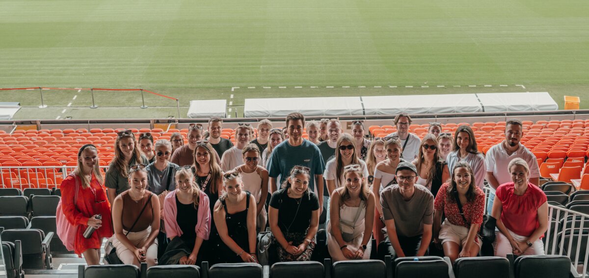 Gruppenbild der Digital Marketing-Studierenden im Stadion des Valencia CF. 