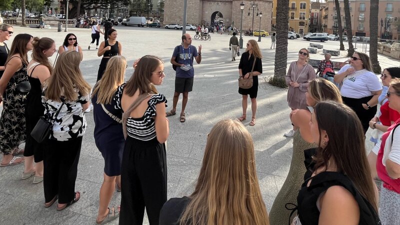 Studierende des Studiengangs Digital Marketing beim Sightseeing in Valencia. 