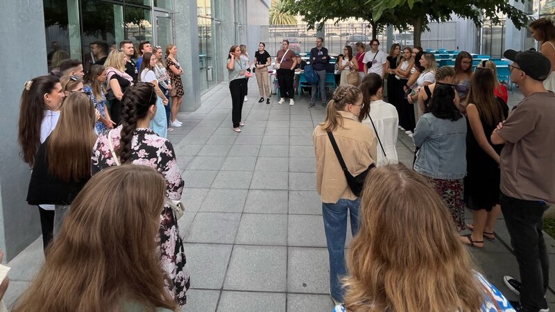 Digital Marketing Studierende beim Rundgang durch Valencia. 
