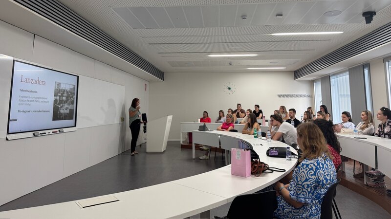 Studierende des Studiengangs Digital Marketing lauschen einem Vortrag in Valencia. 