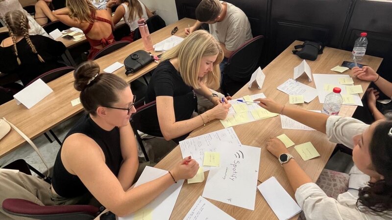 DIM-Studierende bei Projekt in Valencia.