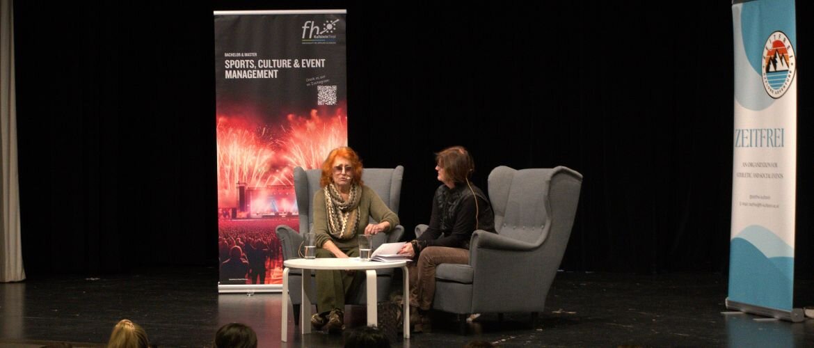 Zeitzeugin mit Moderatorin auf der Bühne