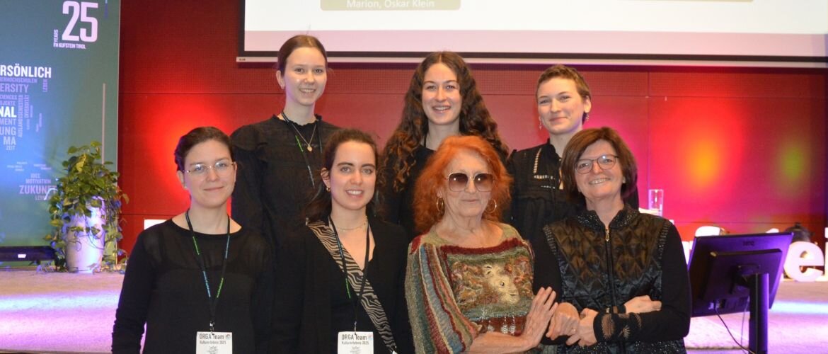 Gruppenbild mit Studierenden und Zeitzeugin im Festsaal