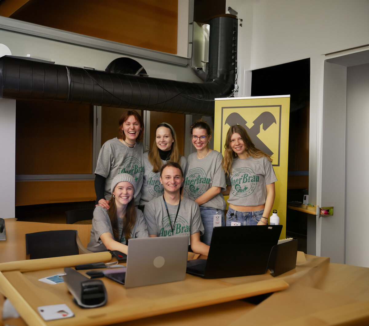 Studierende stehen nebeneinander