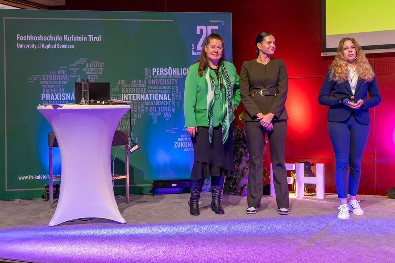 Karin Steiner zusammen mit den Moderatorinnen Sophie Hemetsberger und Ivana Filipovic erneut auf der Bühne.