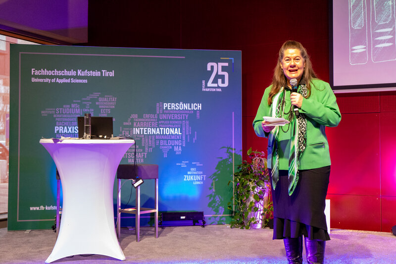 Dipl.-Kfm. Karin Steiner auf dem Podium als Organisatorin des 7€ Cash@School-Wettbewerbs im Festsaal der HOK.
