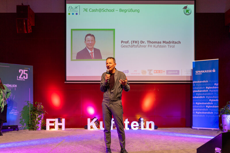 Prof. (FH) Dr. Thomas Madritsch auf der Bühne beim 7€ Cash@School-Wettbewerb an der HOK.