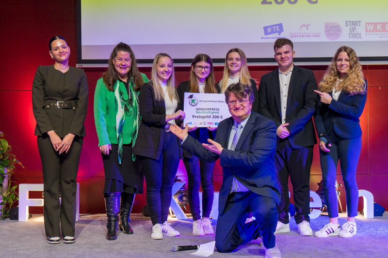 Die Gewinner:innen des Sonderpreises Nachhaltigkeit, zusammen mit den Moderatorinnen Sophie Hemetsberger und Ivana Filipovic, Karin Steiner und Prof. Johannes Lindner, IFTE & e.e.si-Bundeskoordinator.