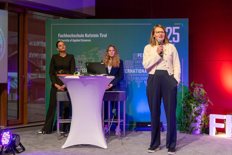 Die Moderator:innen von 7 € Cash@School zusammen mit Frau Mag. Magdalena Wasilewski von der Wirtschaftskammer Innsbruck.