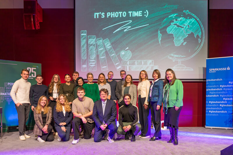 Die Praxiprojektgruppe aus dem Studiengang Leadership & Management zusammen mit der Jury des Wettbewerbs 7 € Cash@School.