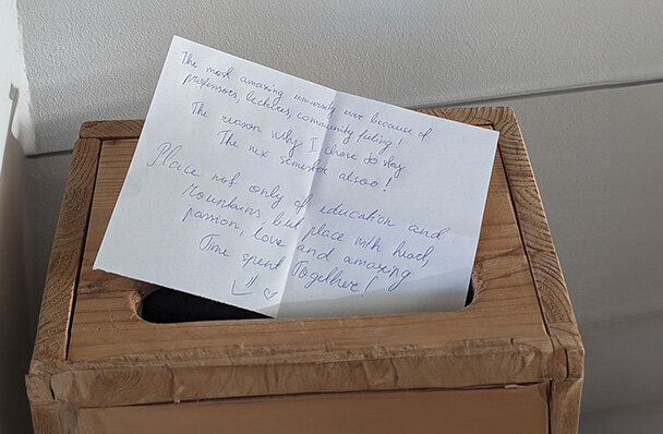 Holzbox mit Schlitz und einem Brief aufgelegt