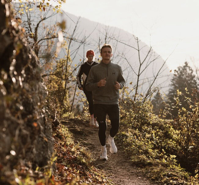 zwei Läufer:innnen auf einem Wanderweg