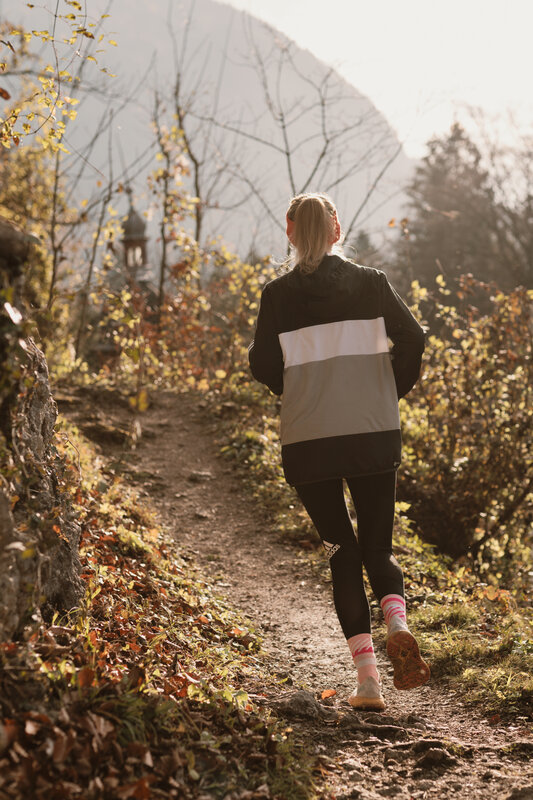 Läuferin auf Wanderweg