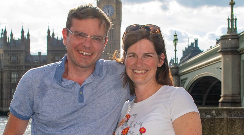Elisabeth und Jörg posieren vor dem Big Ben in London. 