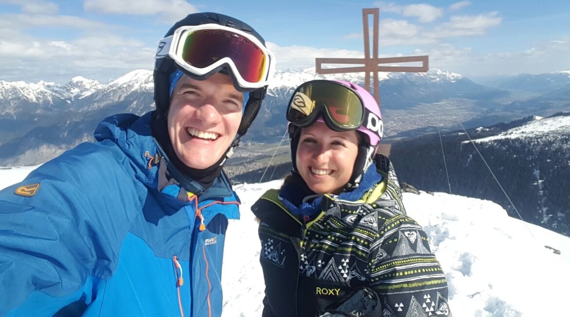 Teresa und Peter in Winterkleidung beim Wandern.