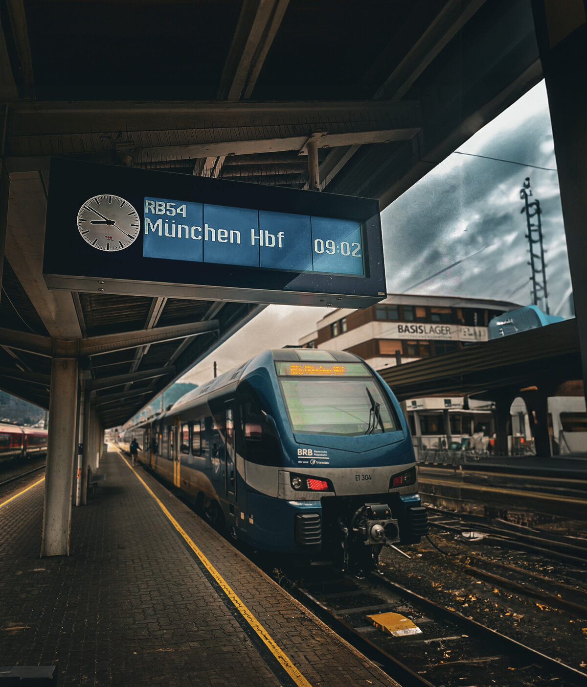 Stehender Zug am Bahnhof Kufstein