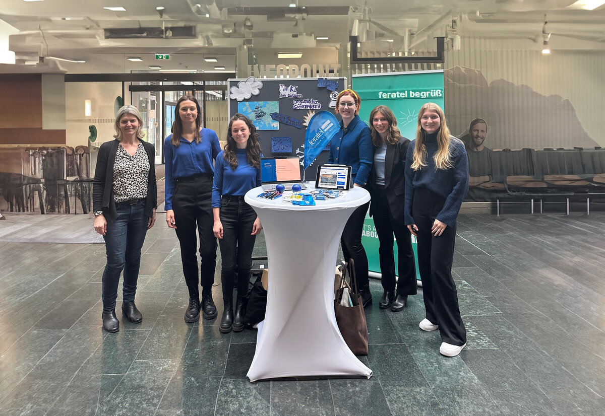 Mitglieder Praxisprojekt und Ines Zitturi am Expo-Stand in der Aula