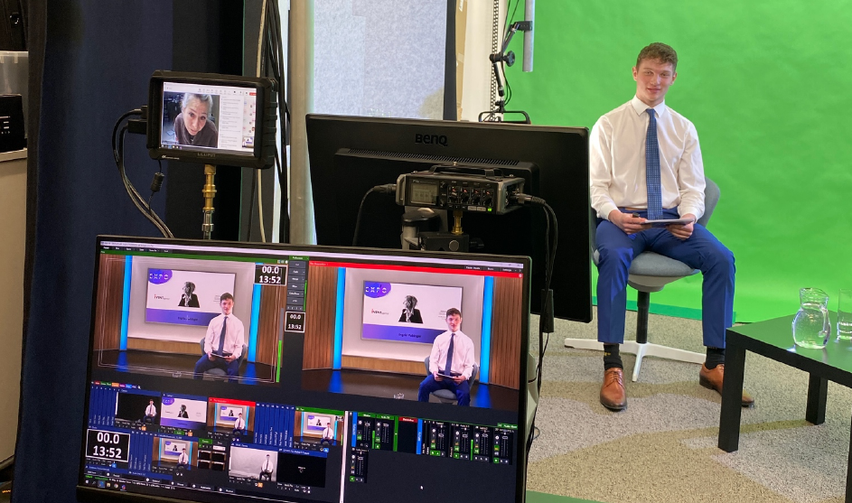 EXPOnline-Moderator Severin Heidelberger vor einem Greenscreen im Media Lab der HOK. 