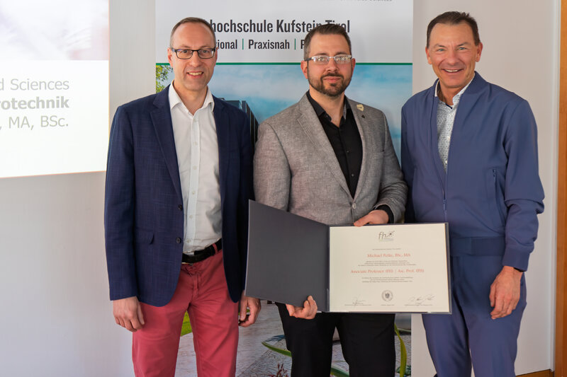 .: FH-Rektor Prof. (FH) PD Dr. Mario Döller, Asc. Prof. (FH) Michael Petke, MA, sowie Prof. (FH) Dr. Thomas Madritsch, Geschäftsführer HOK bei der feierlichen Urkundenübergabe. 