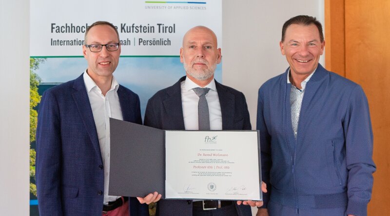 FH-Rektor Prof. (FH) PD Dr. Mario Döller, Asc. Prof. (FH) Michael Petke, MA, sowie Prof. (FH) Dr. Thomas Madritsch, Geschäftsführer HOK bei der feierlichen Urkundenübergabe. 