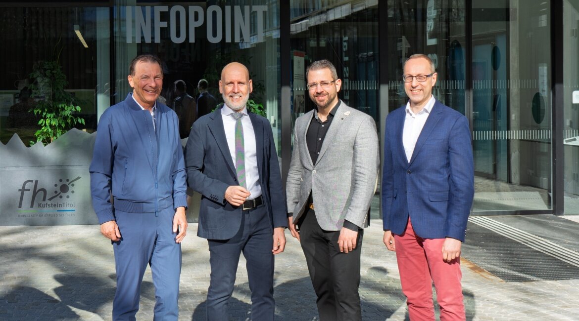 Prof. (FH) Dr. Thomas Madritsch, Geschäftsführer HOK; Prof. (FH) Dr. Bernd Wollmann; Asc. Prof. (FH) Michael Petke, MA; FH-Rektor Prof. (FH) Dr. Mario Döller vor dem Eingang der HOK.
