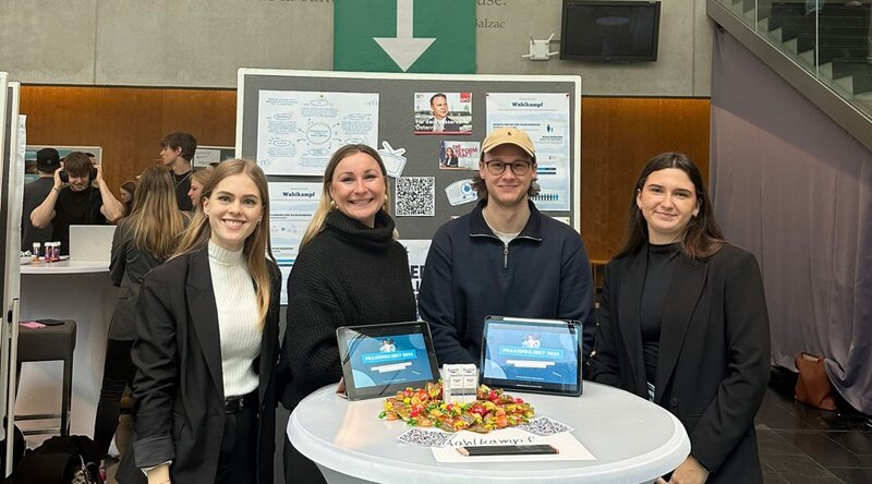Expo-2025-MKM-DIM-Studierende-an-Stand-Praxisprojekt-Wahlkampf