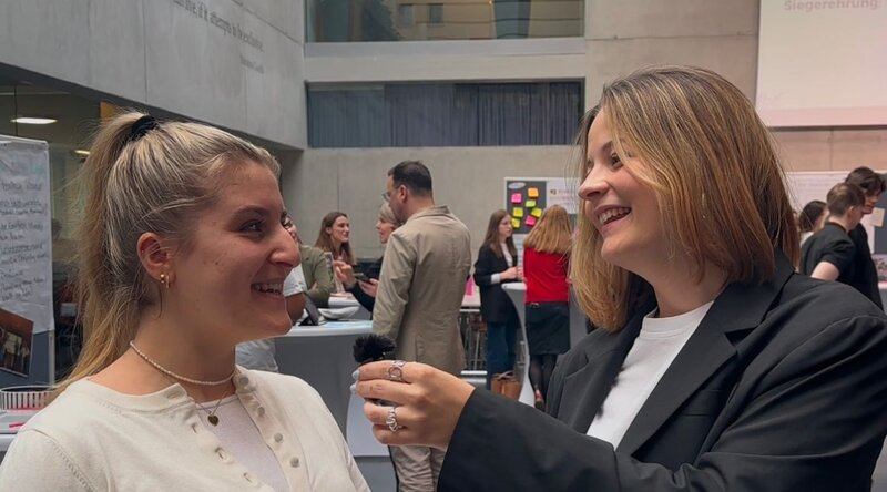 Besucherinnen der Expo an der HOK in einer Unterhaltung. 