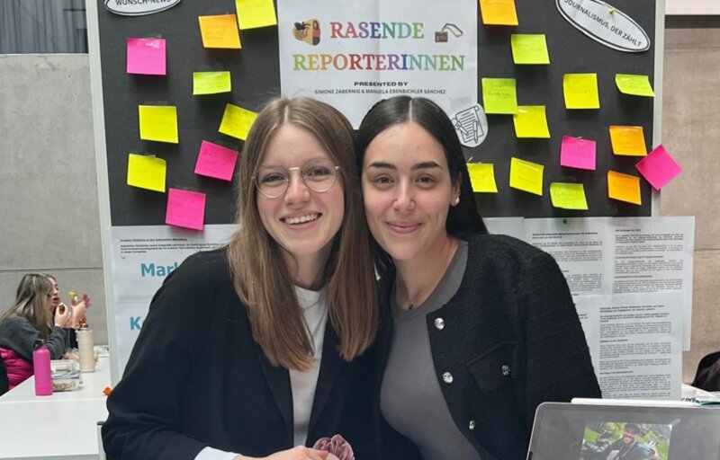 Die beiden Studentinnen der Praxisprojektgruppe "Rasende Reporterinnen" auf der Expo 2025 der HOK. 