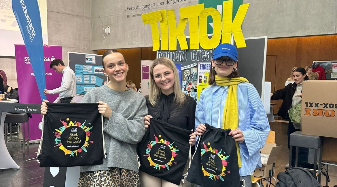 Das Siegerteam der Expo 2025 MKM und DIM präsentiert stolz HOK-Merch. 
