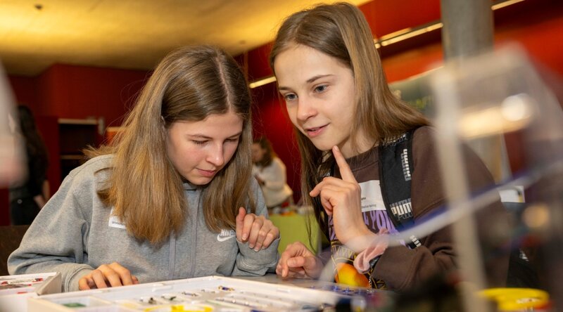Mädchen an Mitmachstationen beim Girls! Tech Up Day an der HOK. 