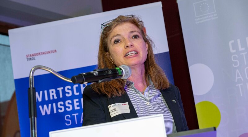 Vizerektorin Prof. (FH) Dr. Claudia Van der Vorst hält eine Rede anlässlich der Eröffnung des Girls! TECH UP Days. 