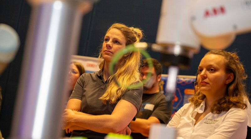 Interessierte Zuhörerinnen der Eröffnungsreden zum Girls! TECH UP Day an der HOK. 