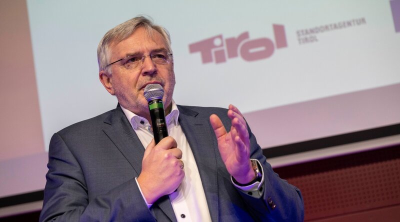 KommR. Dipl.-Ing. Gerhard Fida hält eine Rede anlässlich der Eröffnung des Girls! TECH UP Days an der HOK. 
