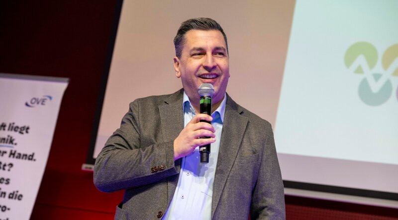 Rede von Dr. Marcus Hofer auf dem Girls! TECH UP Day an der HOK. 