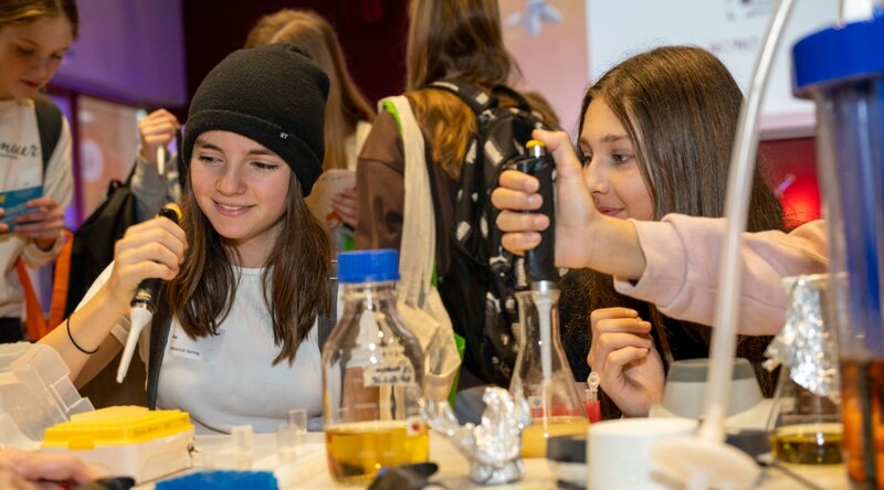 Eine Gruppe Mädchen an einer der Mitmachstationen des Girls! TECH UP Days an der HOK. 