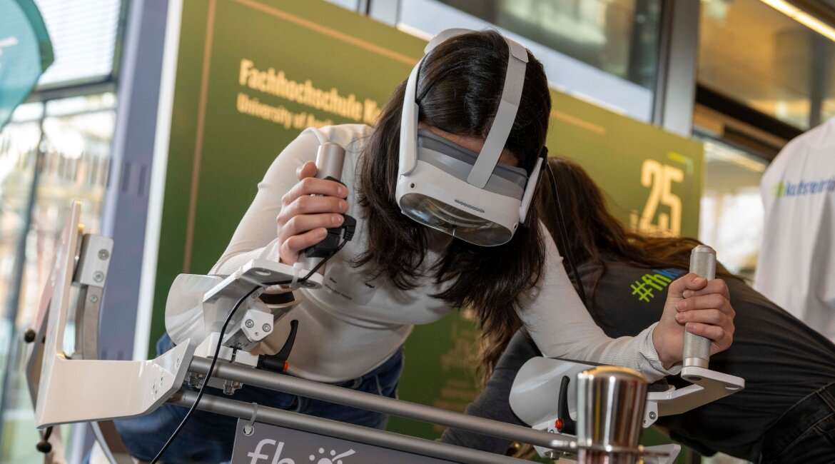 Besucherin des Girls! TECH UP Day beim 3D-Rundflug. 