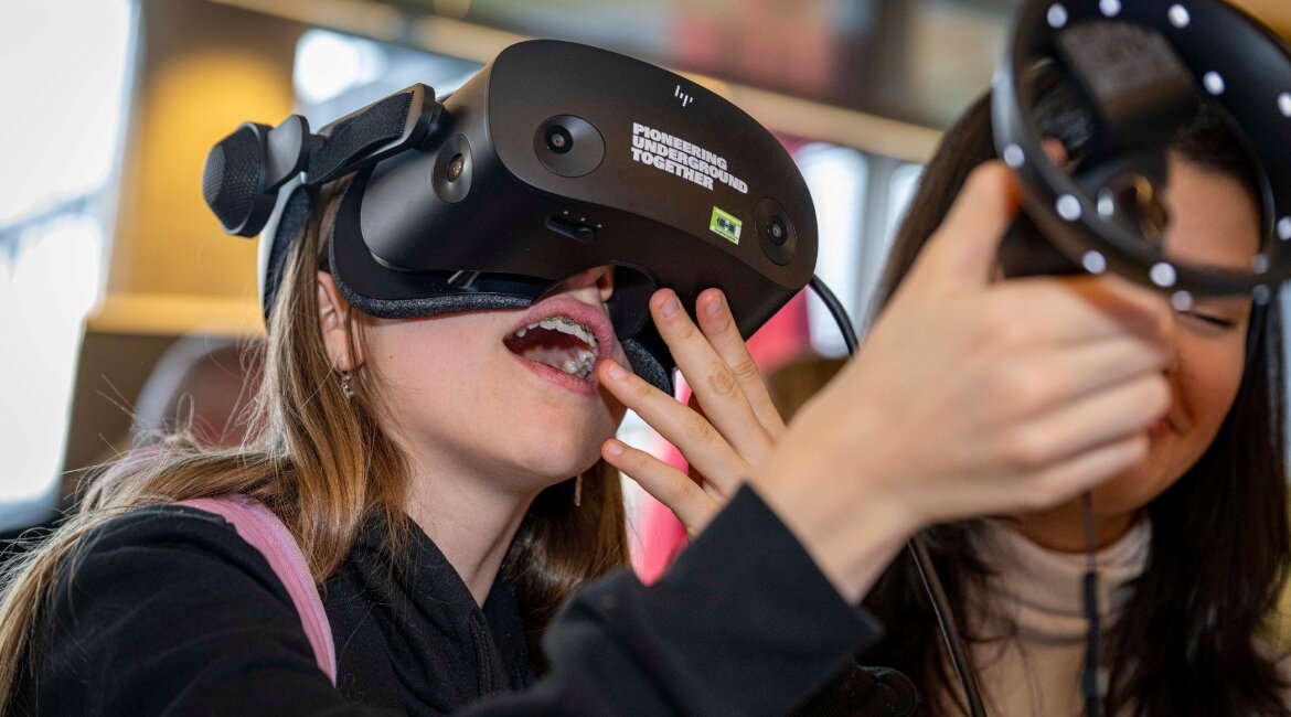 Besucherin des Girls! TECH UP Day mit einer 3D-Brille.