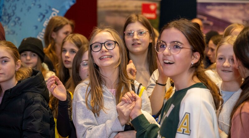 Besucherinnen des Girls! TECH UP Days an der HOK warten gespannt auf die Bekanntgabe der Siegerinnen des Gewinnspiels.