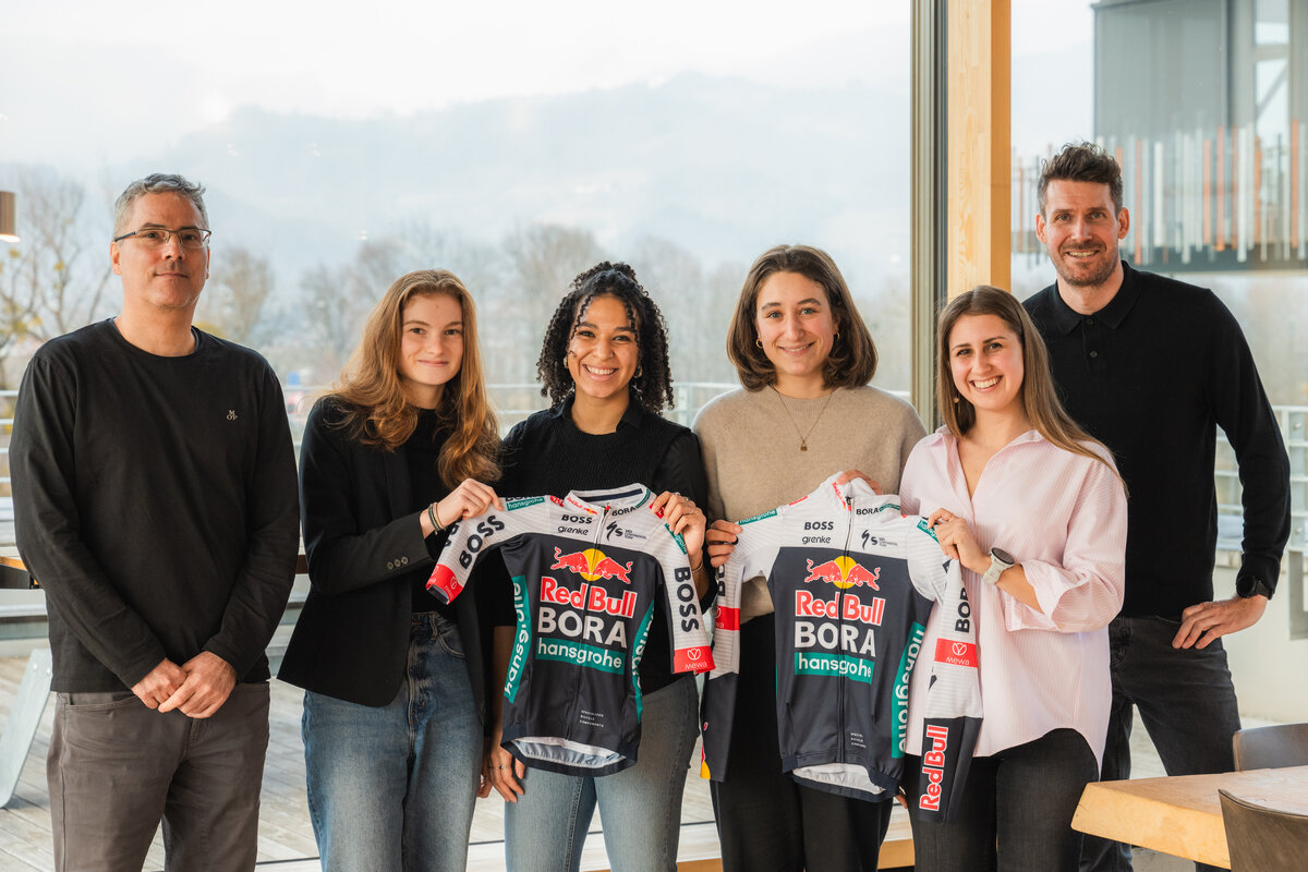 V.l.n.r.: Projekt-Coach Prof. (FH) Dr. Peter Schneckenleitner, Leonie van der Vorst, Vanessa Mariacher, Emelie Asböck, Nina Gärtner und Martin Brückner von Redbull – BORA - hansgrohe
